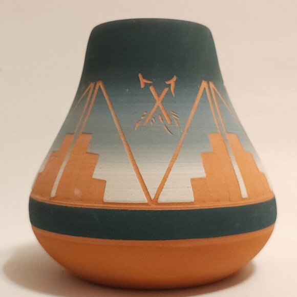 Vintage Sioux Native American Pottery Vase Signed by Artist 4.5" - Picture 4 of 5